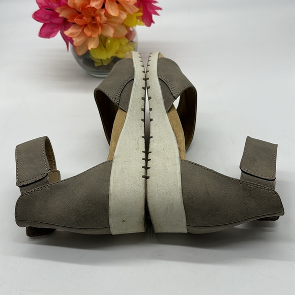 Earth Spirit Gray Silver Ankle Strap Sandals Size 8.5 MCS6915L - Picture 4 of 7